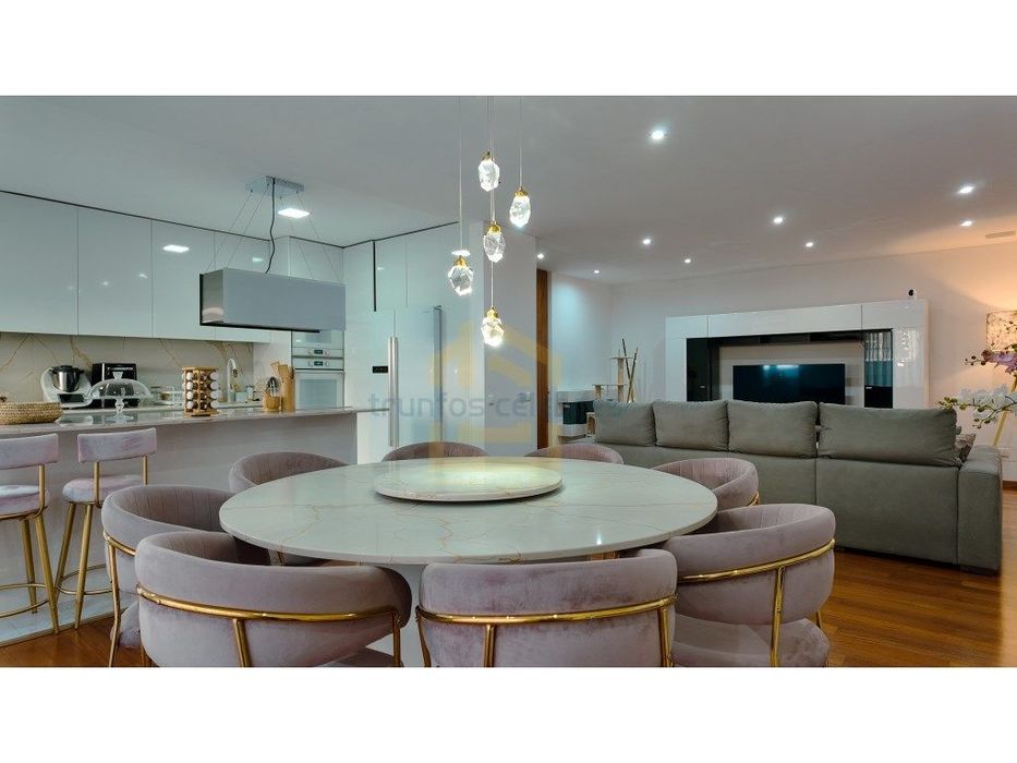 Apartamento T3 em Condomínio Fechado com Piscina a 200 metros da Pr...