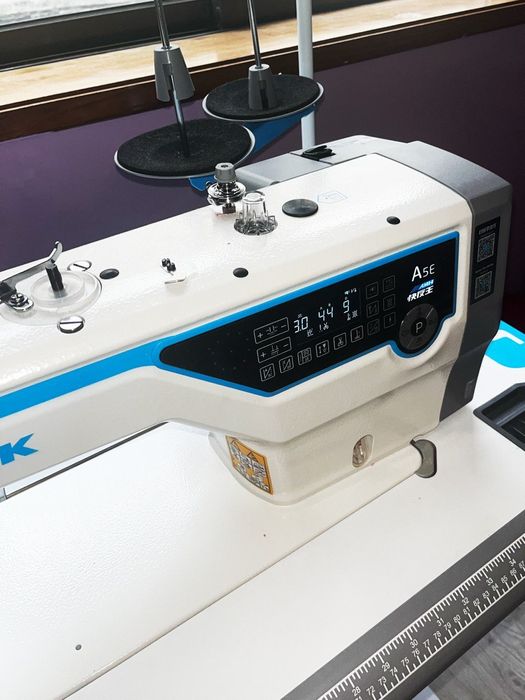 Máquina de Costura JACK A5E-AMH com mesa e motor - Perfeito Estado