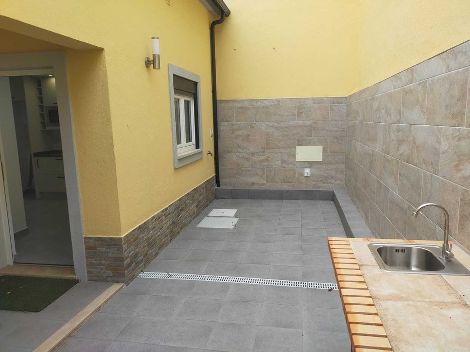 Moradia T2+1 com Logradouro no centro de São João da Talha