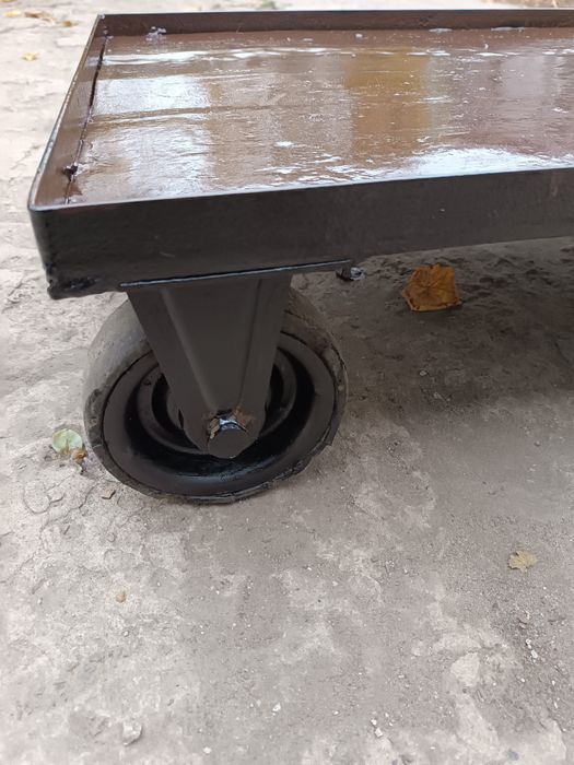 Продається тачка з двома поворотними колесами.