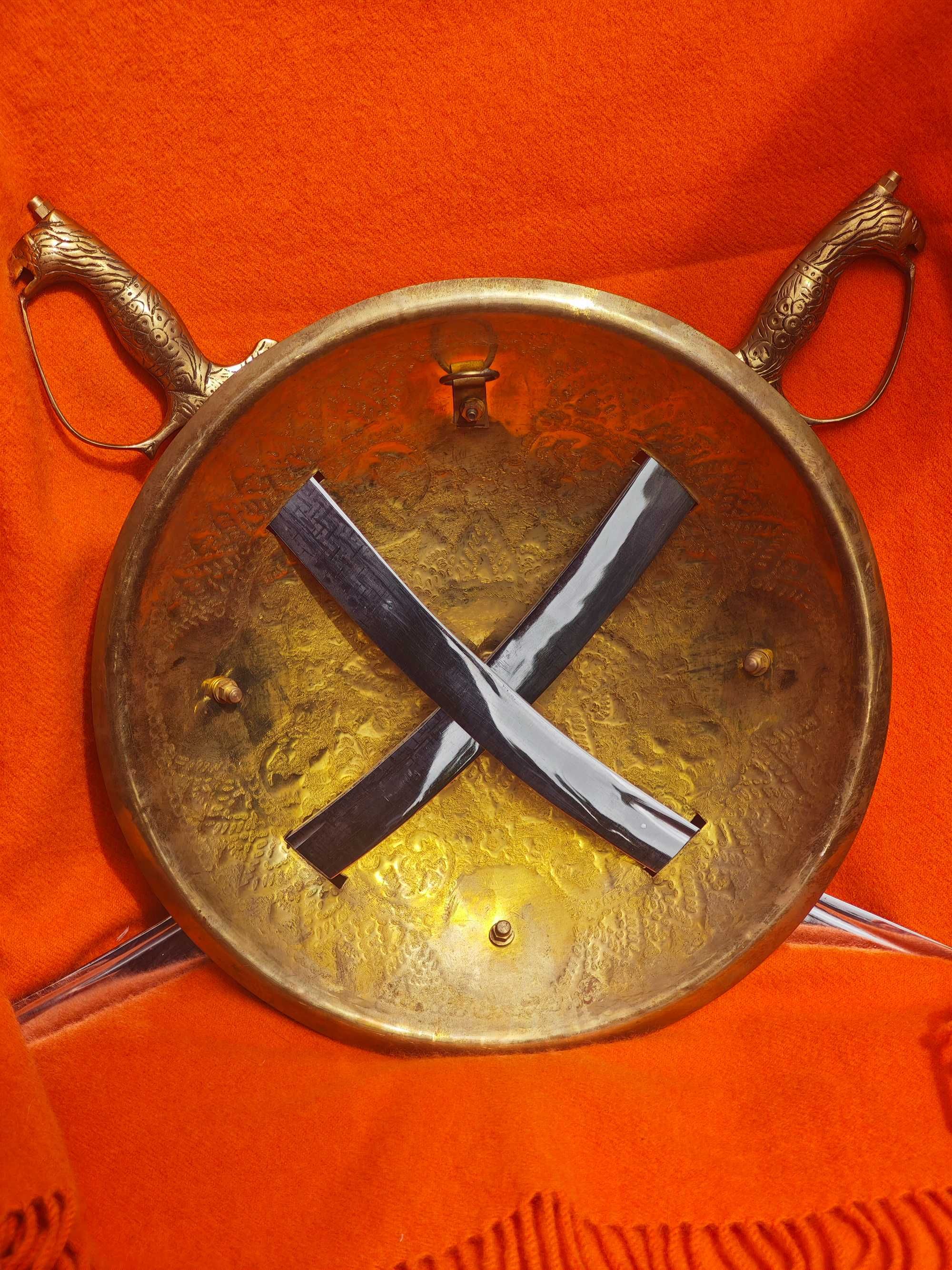 Dhal Talwar mosiezna tarcza z dwoma szablami Mughal recznie rzezbiona