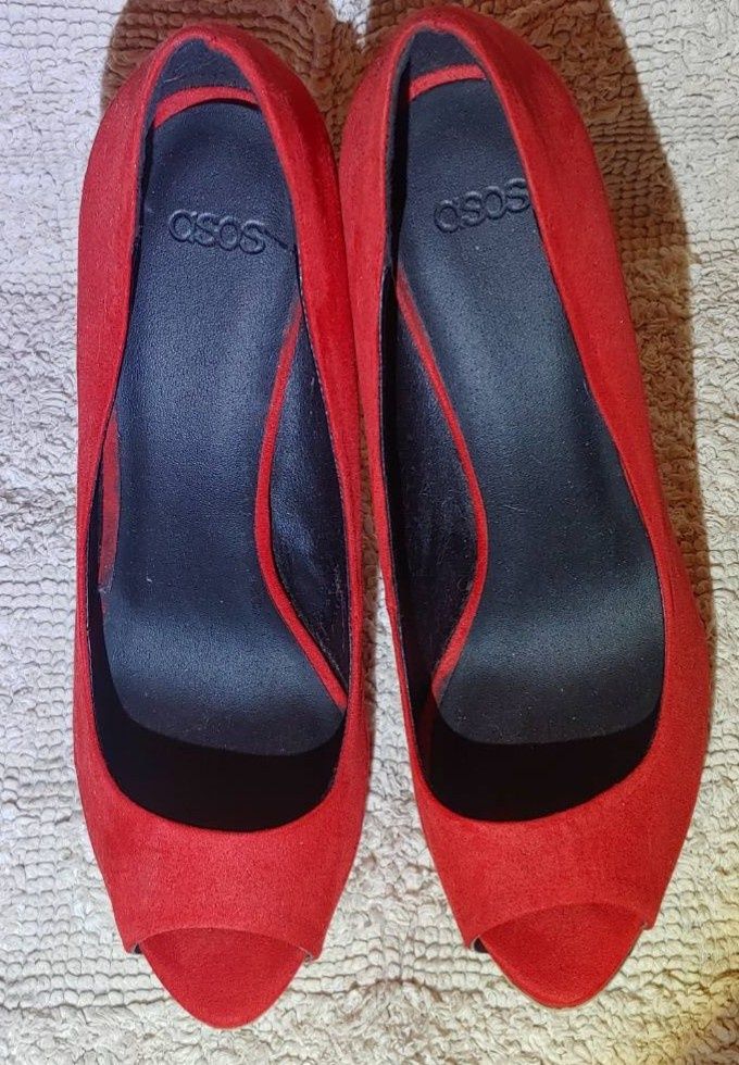 Женские туфли красные на каблуке