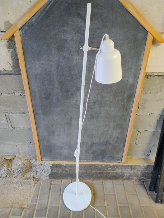 Lampa stojąca biała