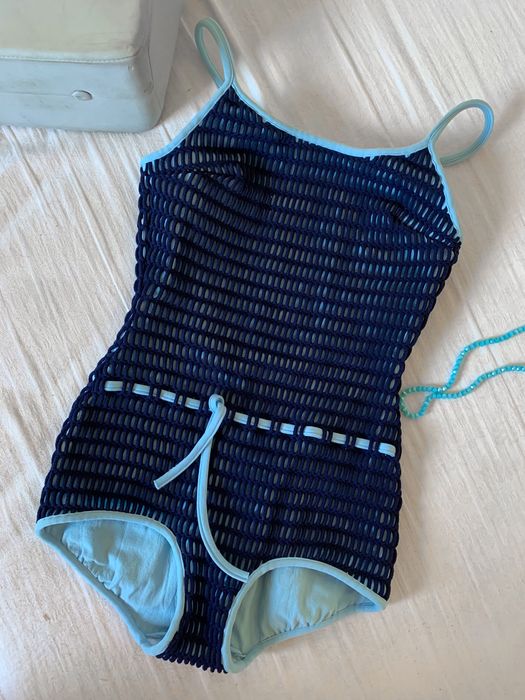 Стильний суцільний купальник в актуальному в цьому сезоні в’язаному ст