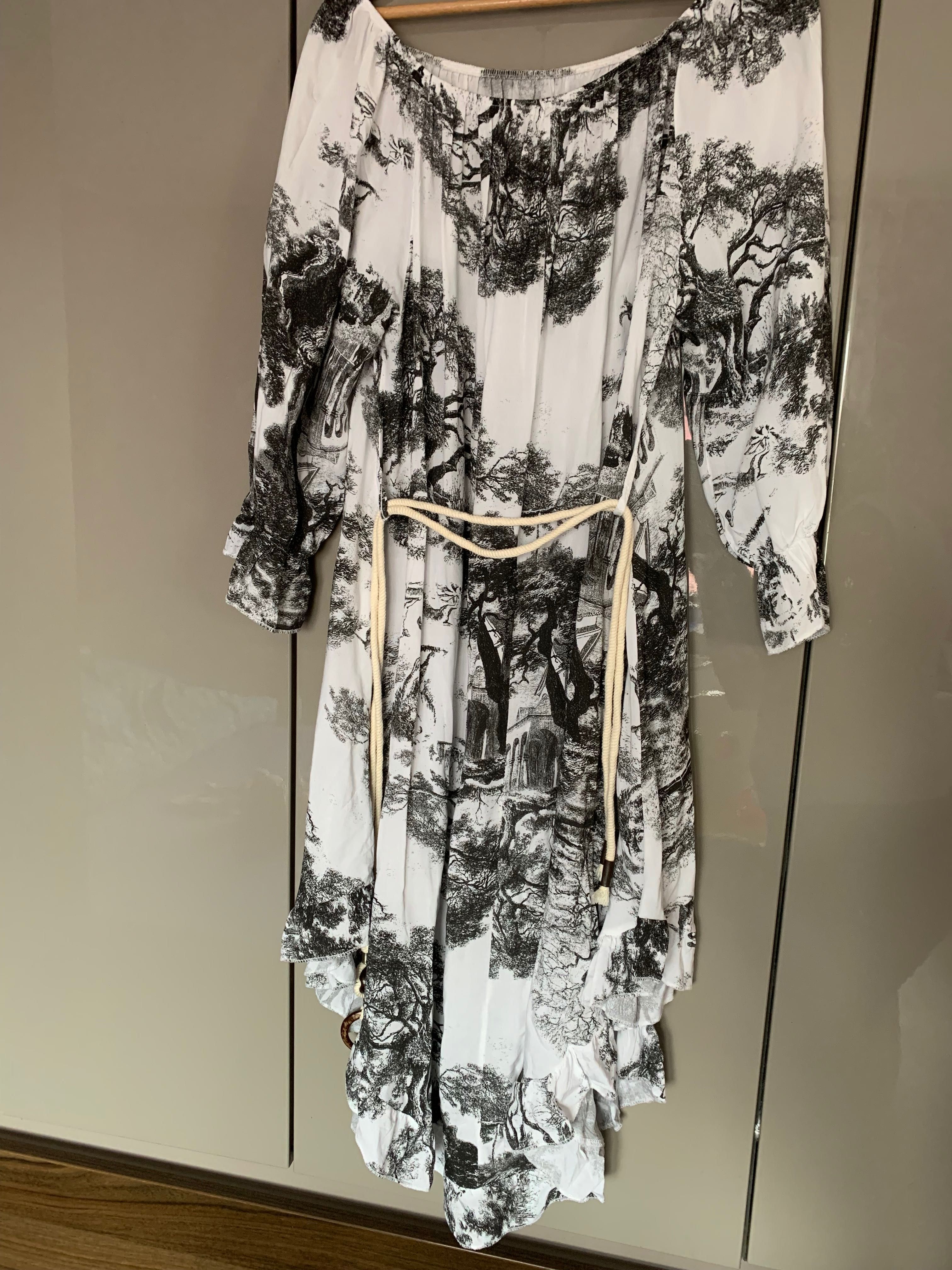 Sukienka z asymetrycznym dołem boki krótsze biało czarna motyw drzewa