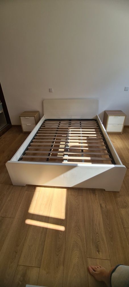 Cama com estrado, mesas de cabeceira e cómoda Askvoll