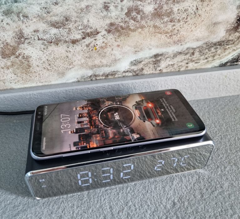 Класний подарунок! LED-годинник з бездротовою зарядкою, термометром (н