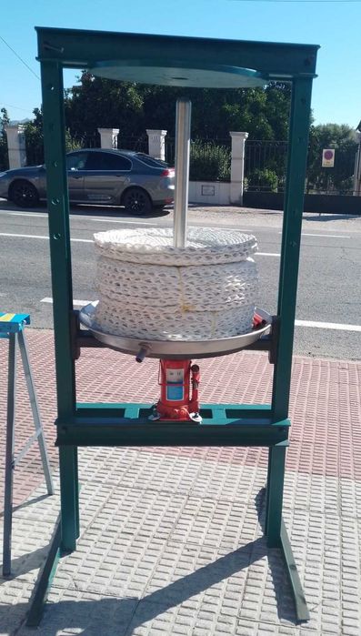 Moinho para fazer seu próprio azeite.