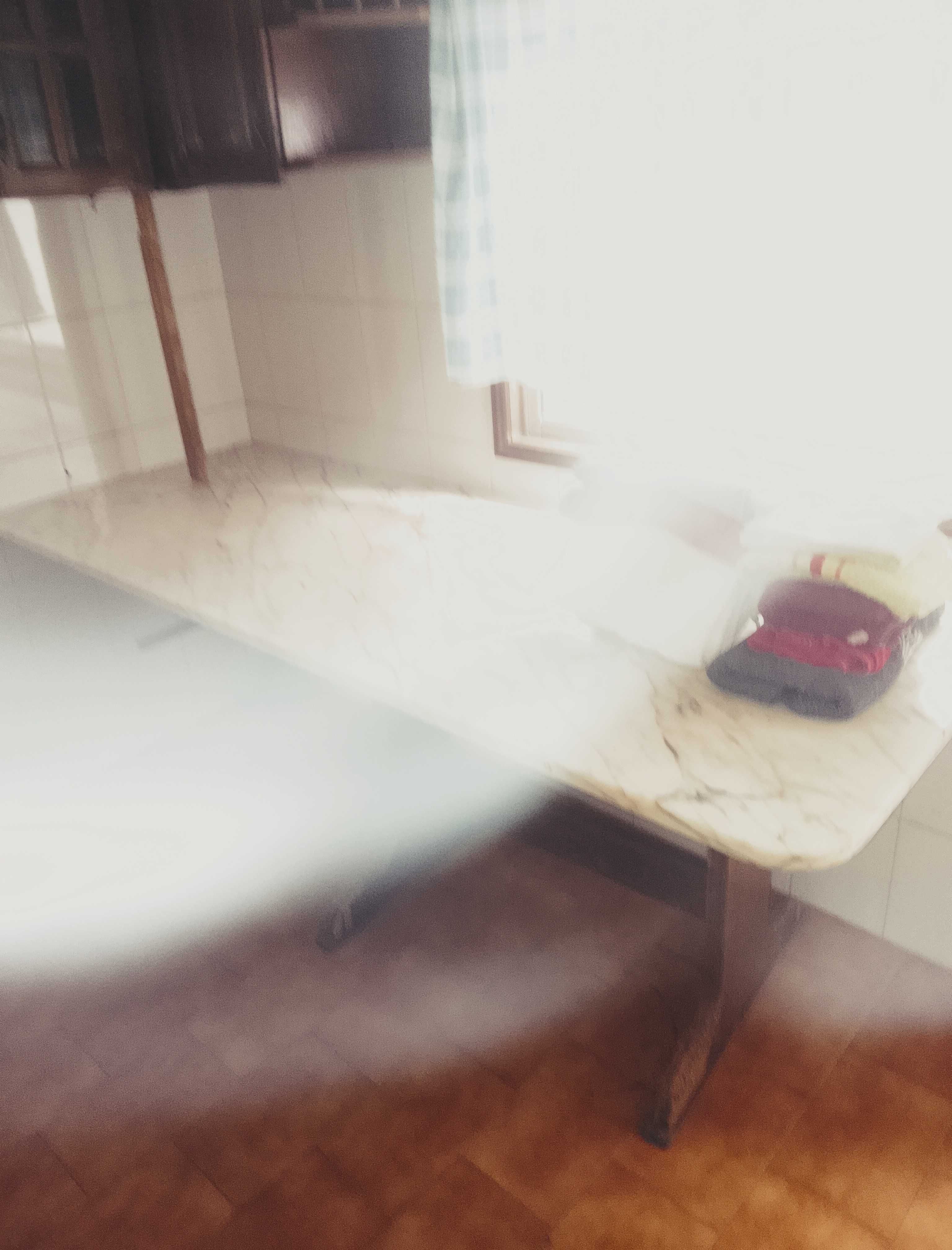 Cama, sofá e mesa de cozinha em pedra
