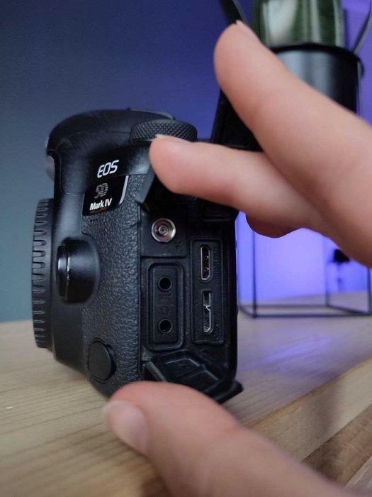 Canon 5D Mark IV (body) + флешки та + 4 Батареї