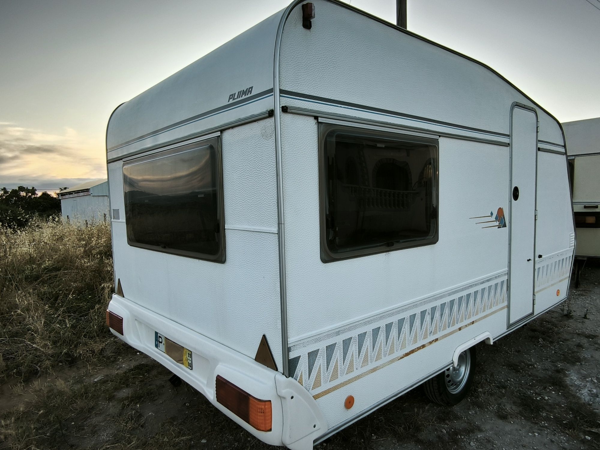 Caravana Pluma 350