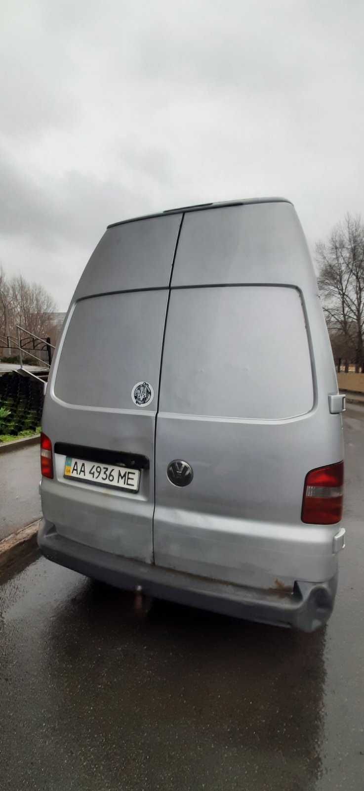 бус Volkswagen T5 дизель  1,9, механика 2006 г/в высокий серебристый