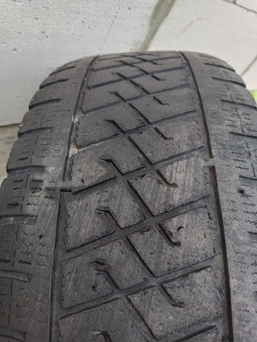 Продам 2 шини Lassa 235/65R16 зимові