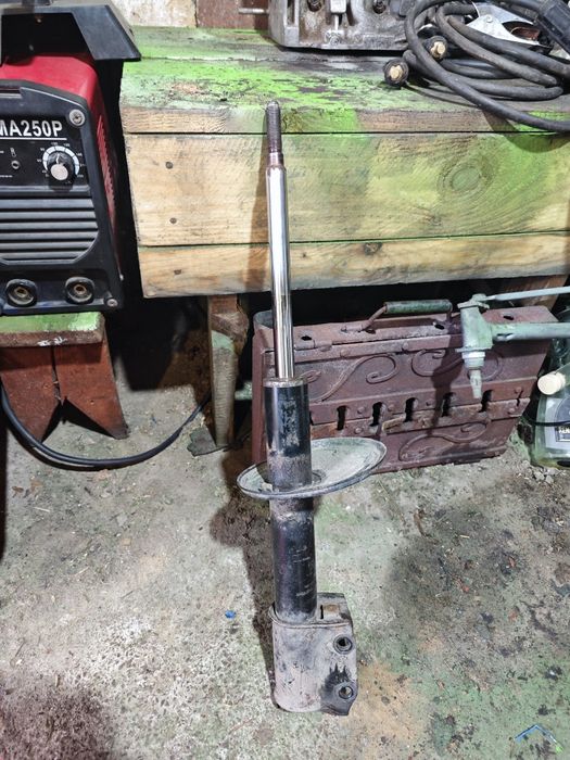 Передні Амортизатори Рено Сандеро