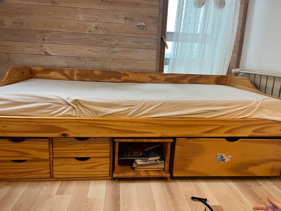 Łóżko drewniane z matracem