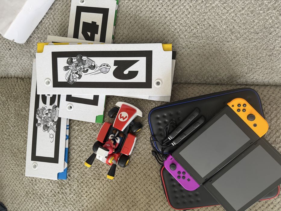 Nintendo Switch ( duas mas uma nao tens comandos)