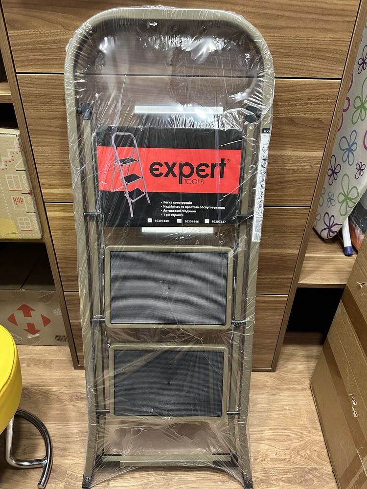 Лестница Expert Tools стальная с пластиковыми накладками 3 ступеньки