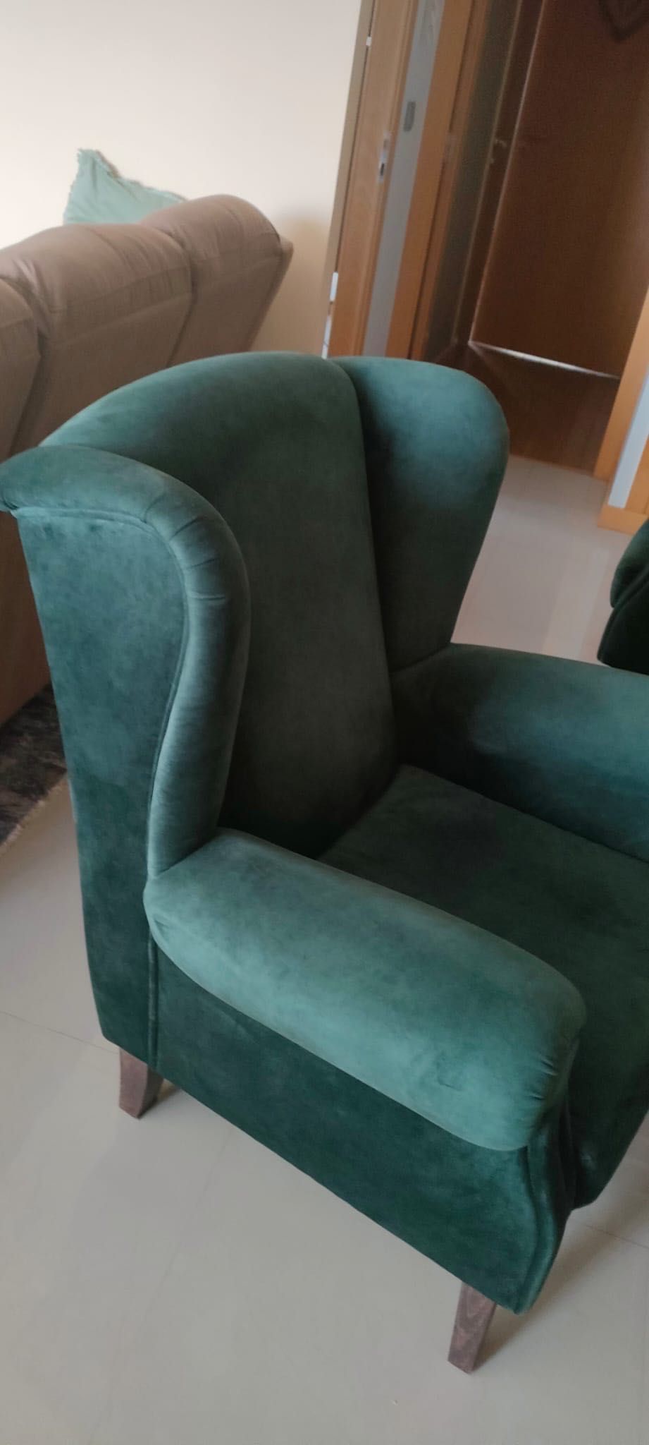 1 Sofás verde em veludo.