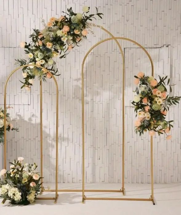 Cilindros e arco para decoração de festa