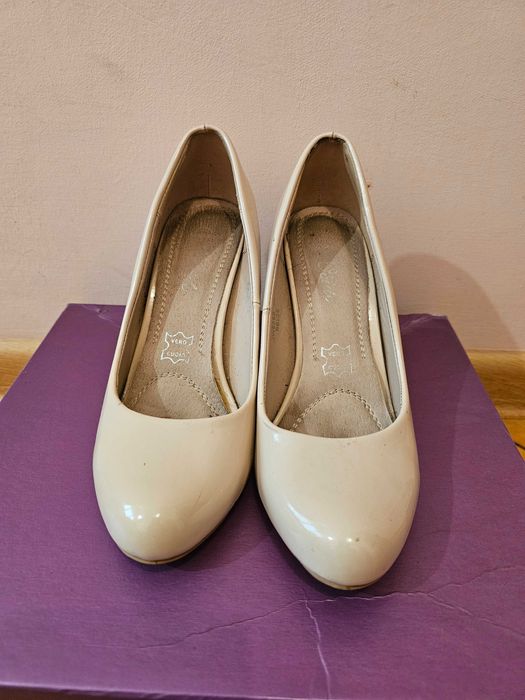 Туфлі бежеві на каблуку