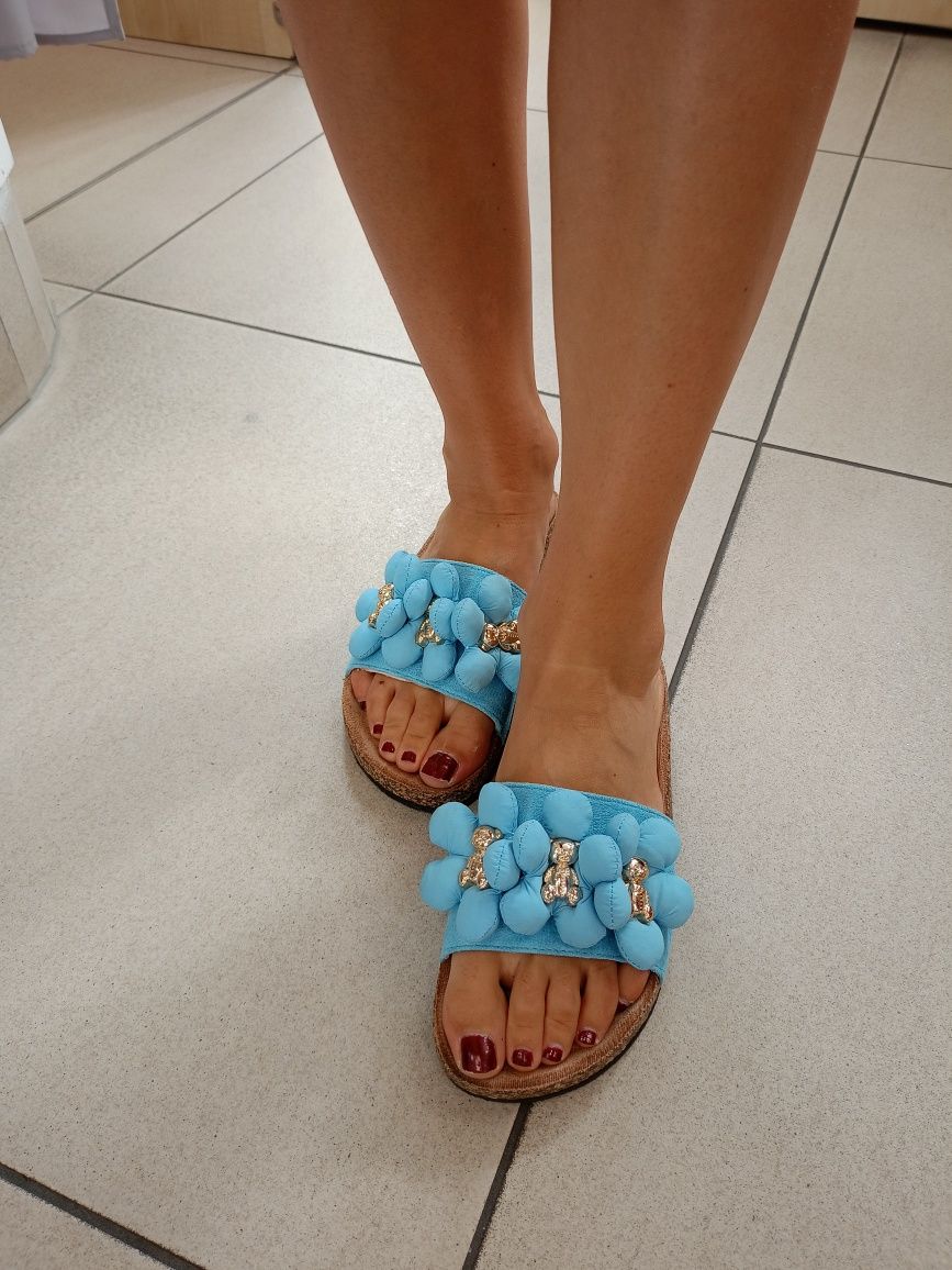 Klapki ze złotymi misiami i kwiatkami Isaralle eleganckie kwiaty 3D