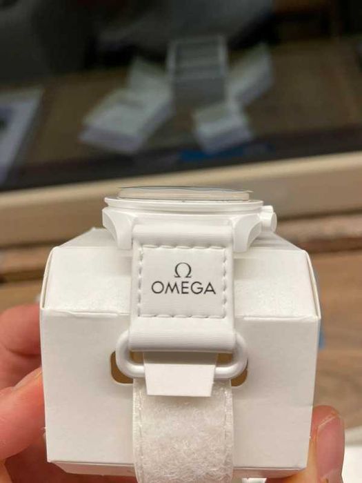 Omega x Swatch Snoopy SO33W700 Neonowy Księżyc 2.0