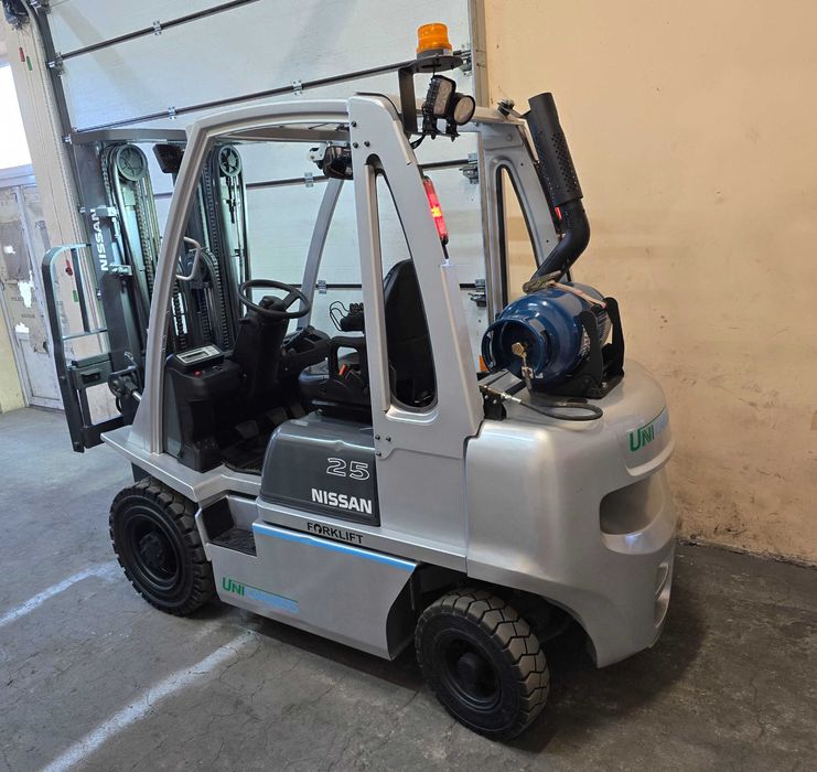 Навантажувач вилковий газовий Nissan 2,5 тонн триплекс 4,5 метра