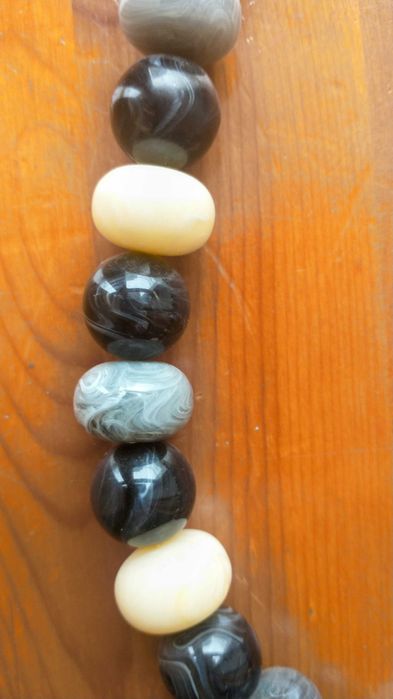 Lekki naszyjnik z dużych korali / sztuczna biżuteria.