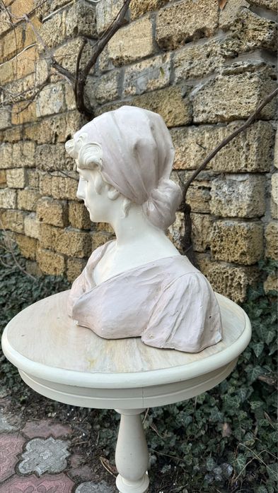 Бюст большой Девушка в косынке, подпись автора,  из Европы.