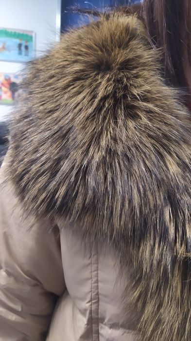 Beżowy plaszcz zimowy obszyty lisem