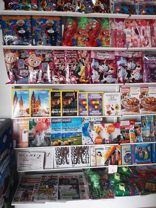 Estanteria para revistas e livros e jornais