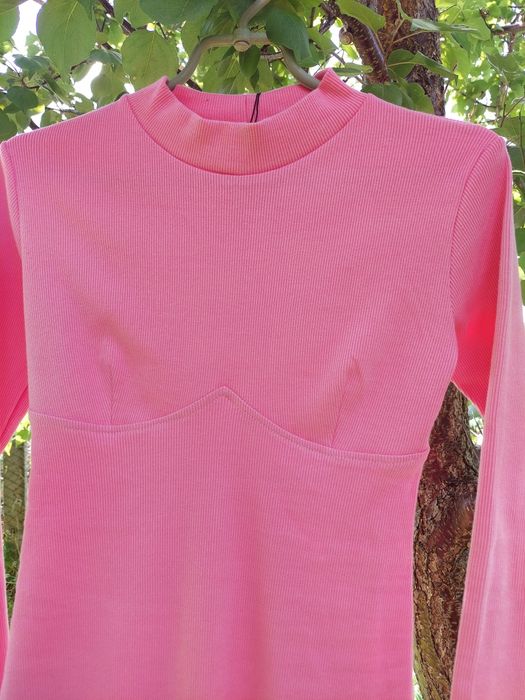 Рожеве плаття в рубчик