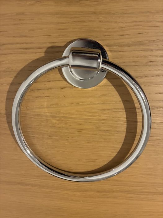 Toalheiro prateado redondo
