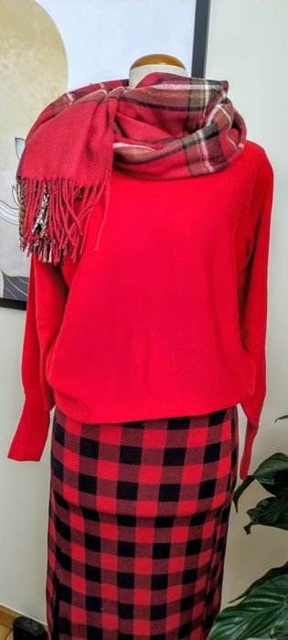 Czerwony sweter,dekolt na plecach, wiązany,bufiaste rękawy