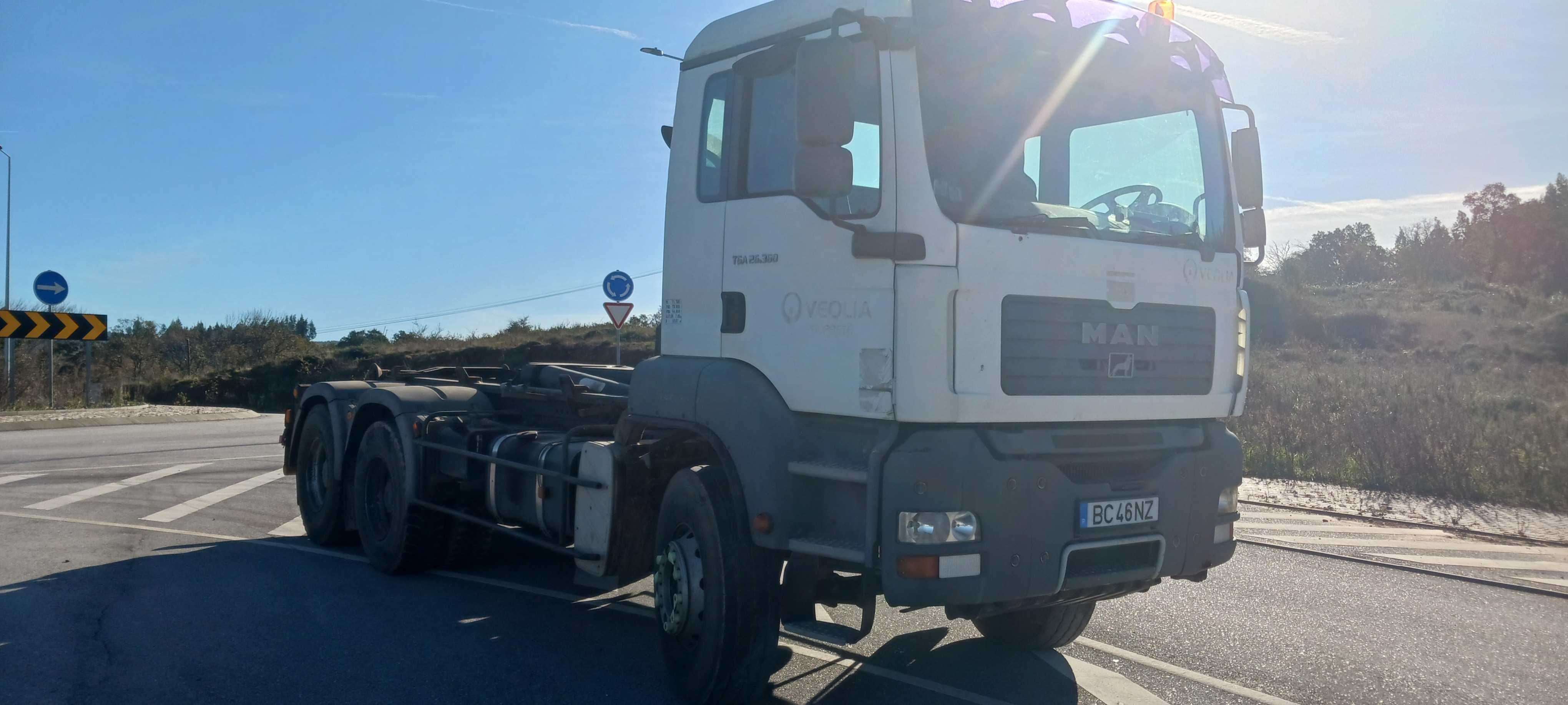 Camião MAN 6x4 com ampliroll