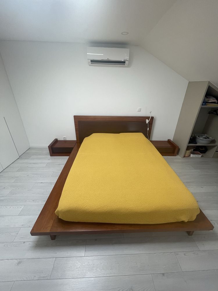 Cama com estrado e arrumação