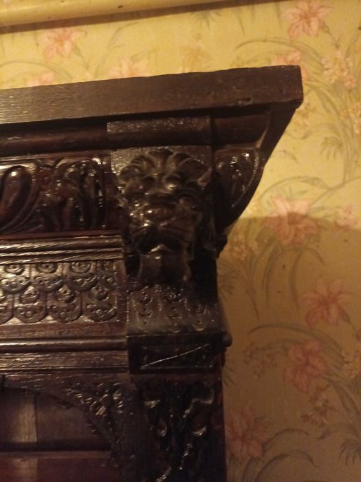 Антикварний буфет з різьбленням (оригінал)