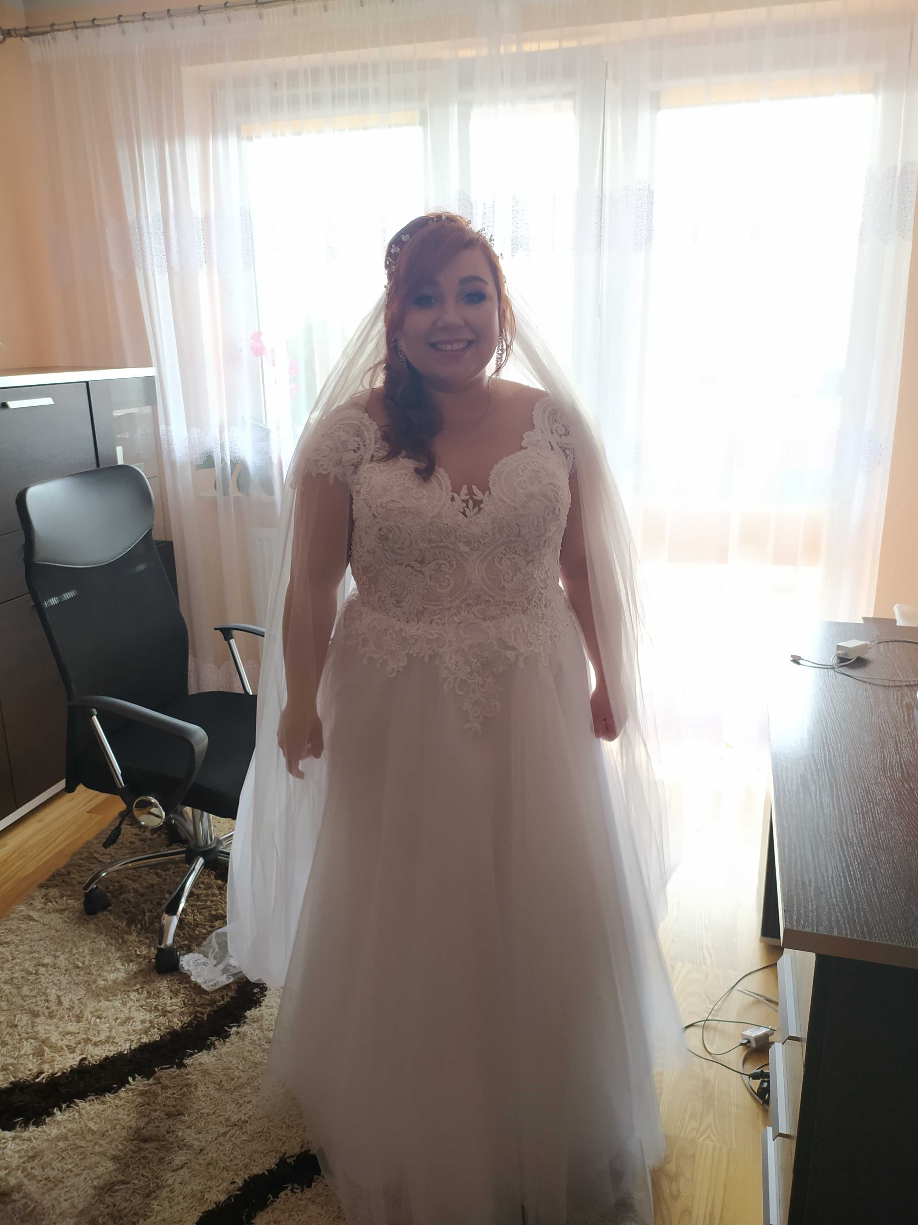 Piękna suknia ślubna w kolorze śmietankowej bieli
