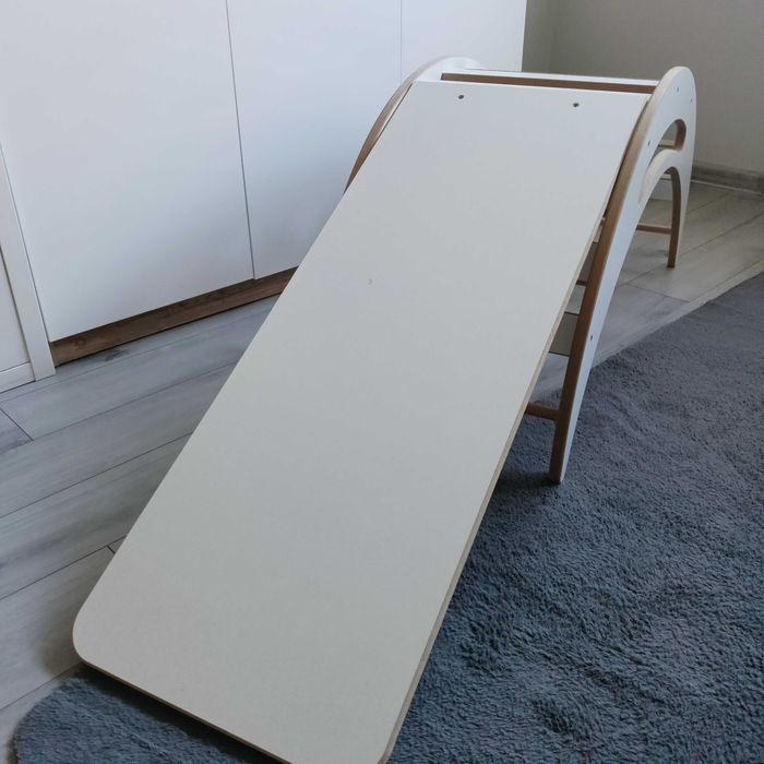 Duży drewniany bujak ze zjeżdżalnią