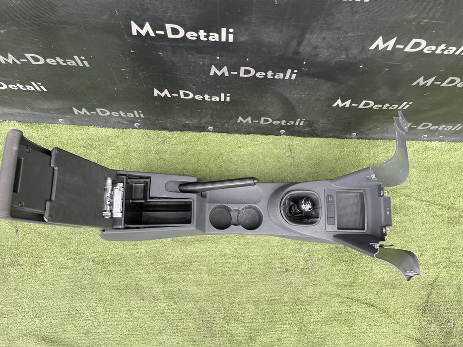 Передня консоль Тоуран підлокітник консоль Touran Caddy підстаканик VW