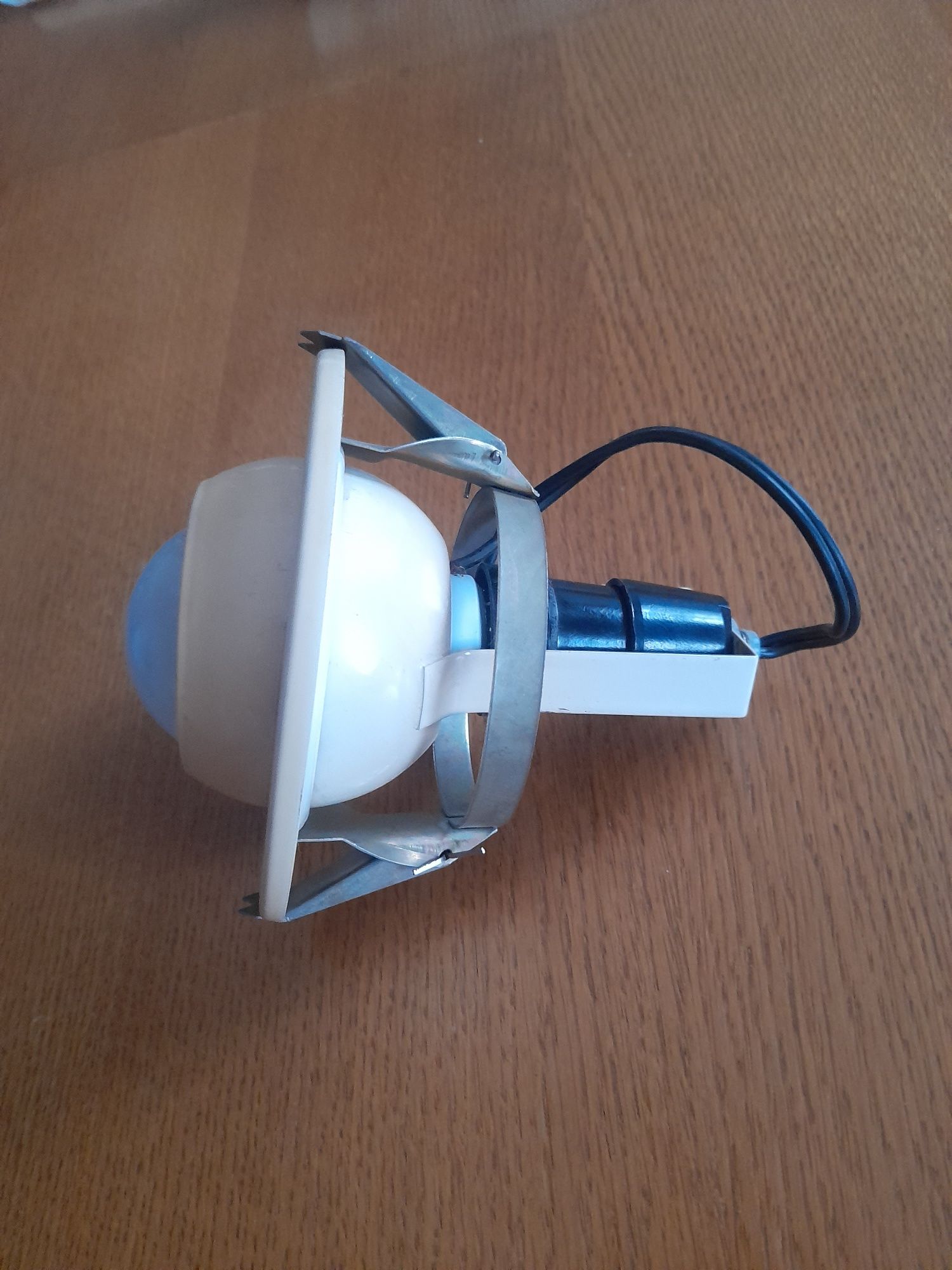 Halogen sufitowy z żarówką