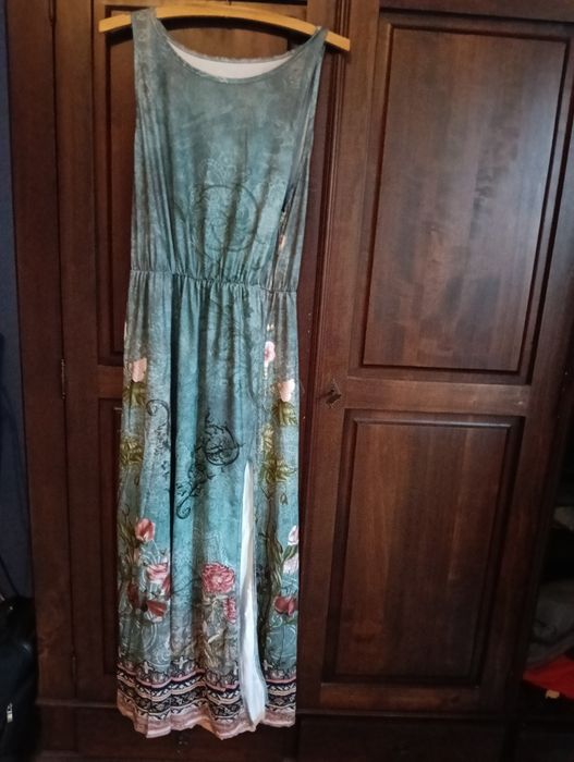 Sukienka długa z rozcięciem