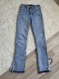 Трендові Прямі джинси з необробленим низом