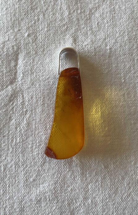 Zawieszka, wisiorek z bursztynem