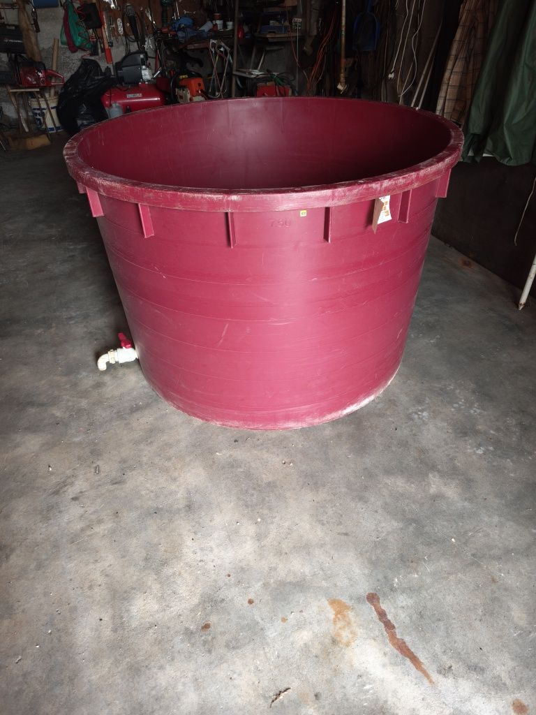 Dorna 750 litros com torneira
