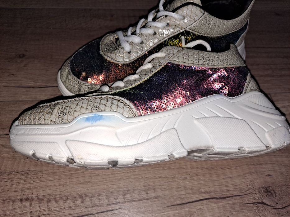 Sneakersy z cekinami na platformie