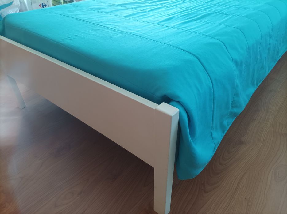 Cama branca de madeira (solteiro) com estrelas + Colchão