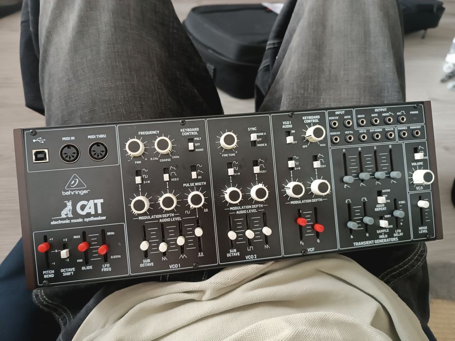 Синтезатор behringer CAT новый неиспользованный