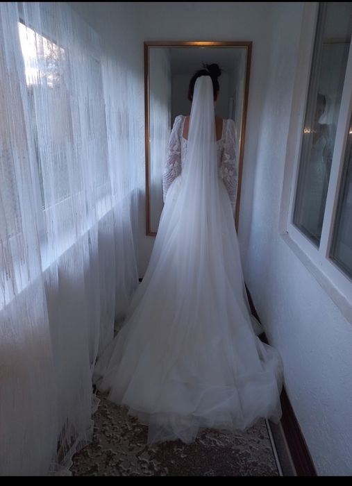 Весільна сукня з шлейфом.