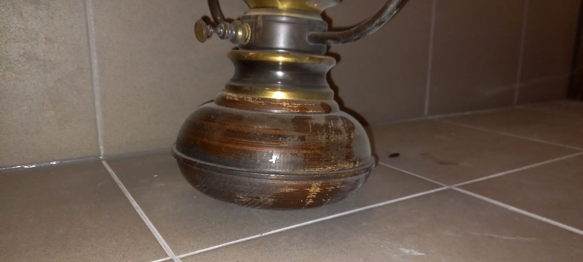 Żyrandol w formie lampy naftowej
